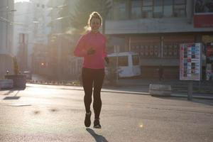 sportief vrouw jogging Aan ochtend- foto