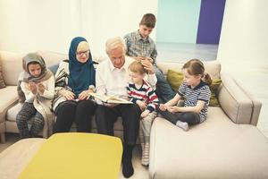 modern moslim grootouders met kleinkinderen lezing koran foto