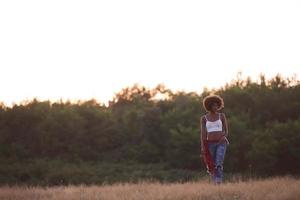 jong zwart vrouw in natuur foto