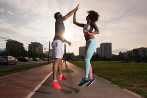 multi-etnische groep mensen aan het joggen foto