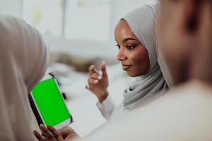 groep van gelukkig Afrikaanse studenten hebben gesprek en team vergadering werken samen Aan huiswerk meisjes vervelend traditioneel Soedan moslim hijab mode foto