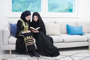jong moslim Dames lezing koran Bij huis foto