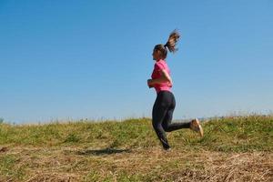 vrouw genieten van in een gezond levensstijl terwijl jogging foto