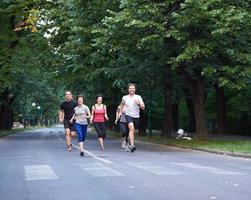 mensen groep joggen foto