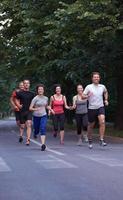 mensen groep joggen foto