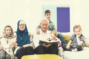 modern moslim grootouders met kleinkinderen lezing koran foto