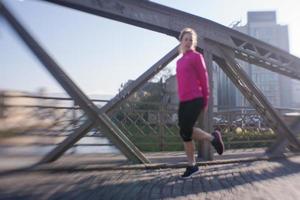 vrouw uitrekken voordat ochtend- jogging foto