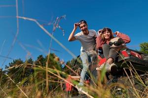 paar genieten van mooi zonnig dag terwijl het rijden een uit weg buggy foto