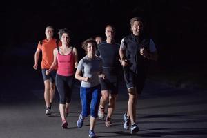 mensen groep jogging Bij nacht foto