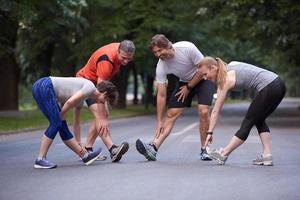 jogging mensen groep uitrekken foto