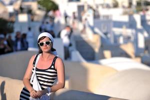 Grieks vrouw Aan de straten van oei, santorini, Griekenland foto