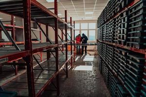 een speciaal team van geologen wie studie rotsen in industrie gebruik makend van modern machines.selectief focus foto