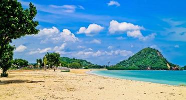 de schoonheid van de tropisch strand van mandala, lombok, west nusa tenggara, Indonesië foto