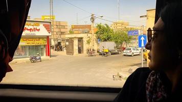 teheran, iran, 2022 - toerist in bus passagier punt van visie naar stad verkeer in platteland van ik rende wanneer reizen naar Isfahan foto