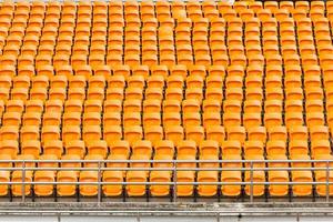 rijen van leeg plastic stadion stoelen foto