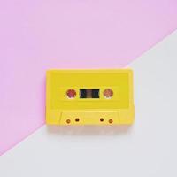 retro cassette plakband Aan pastel kleur achtergrond, minimaal stijl foto
