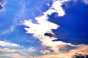 blauw lucht achtergrond en wit wolken zacht focus. blauw lucht wolkenvoor achtergrond.natuurlijk achtergrond. foto