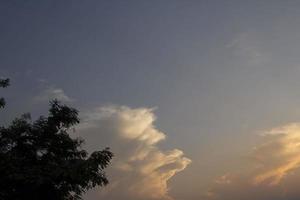 verschillende vormen van dierachtige wolken en veelkleurige wolken zweefden in de lucht omdat de atmosfeer op de avond voor zonsondergang voor elke dag anders was. foto