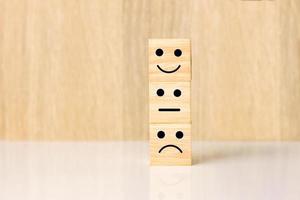 smiley gezicht gelukkig en verdrietig symbool Aan houten blok foto