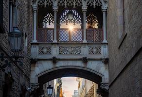 Spanje, kathedraal van Barcelona in las ramblas en brug van zuchten, pont del bisbe foto