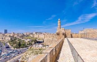 Jeruzalem, Israël, toneel- wallen wandelen over- muren van oud stad met panoramisch horizon keer bekeken foto