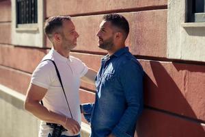 homo paar in een romantisch moment buitenshuis foto