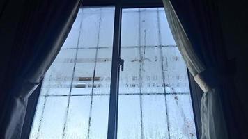 visie van de venster in de verkoudheid ochtend- met water regen druppels Aan glas foto