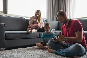 gelukkig familie spelen een video spel foto