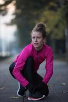 vrouw uitrekken voordat ochtend- jogging foto