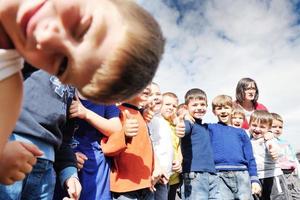 voorschoolse kinderen buiten veel plezier foto