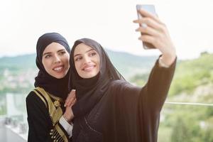 moslim Dames nemen selfie afbeelding Aan de balkon foto