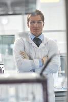 arts wetenschapper in laboratorium foto