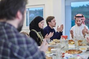 moslim familie maken iftar dua naar breken vastend gedurende Ramadan. foto