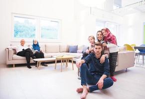 portret van gelukkig modern moslim familie foto