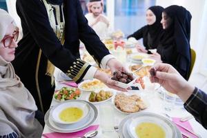 moslim familie hebben iftar avondeten aan het eten datums naar breken feest foto