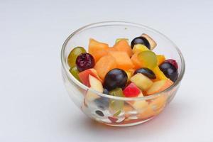 fruit salade Aan wit oppervlakte foto