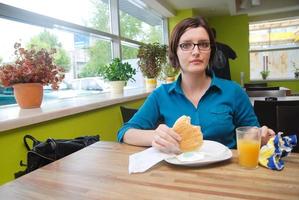 vrouw aan het eten Bij een restaurant foto