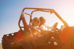 twee jong Dames het rijden een uit weg buggy auto foto