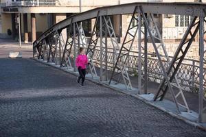 sportief vrouw jogging Aan ochtend- foto