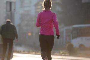 sportief vrouw jogging Aan ochtend- foto