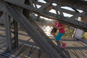 paar joggen buiten foto