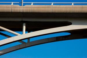 modern rivier- brug, een bouwkunde prestatie dat duizenden van voertuigen voorbij gaan aan over- dagelijks foto