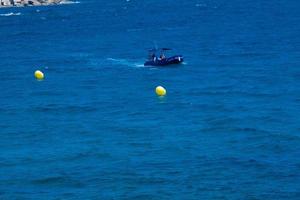 geel boeien Aan de middellandse Zee kust van de Catalaans costa moedig foto