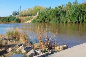 overstroming brug over- de llobregat rivier- voor sport- mensen foto