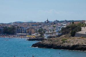 keer bekeken van de mooi stad- van sitges Aan de Catalaans middellandse Zee kust. foto