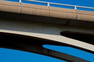 modern rivier- brug, een bouwkunde prestatie dat duizenden van voertuigen voorbij gaan aan over- dagelijks foto