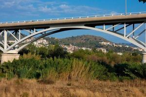 modern rivier- brug, een bouwkunde prestatie dat duizenden van voertuigen voorbij gaan aan over- dagelijks foto