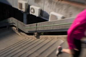 vrouw jogging Aan stappen foto