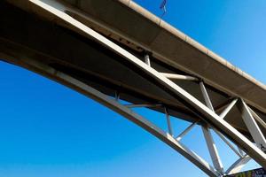 modern rivier- brug, een bouwkunde prestatie dat duizenden van voertuigen voorbij gaan aan over- dagelijks foto