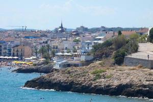 keer bekeken van de mooi stad- van sitges Aan de Catalaans middellandse Zee kust. foto